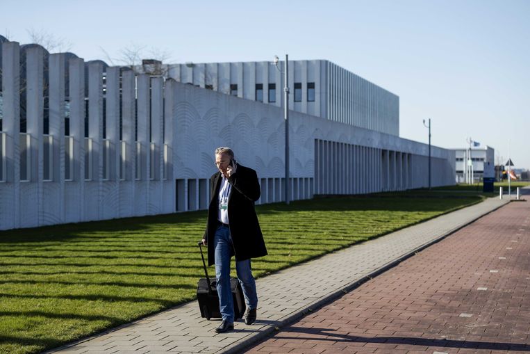 Advocaat Maarten Pijnenburg, lid van het MH17-rechtsbijstandteam, komt aan bij het Justitieel Complex Schiphol voor het proces over het neerhalen van vlucht MH17. In verband met het coronavirus waren nabestaanden, pers en belangstellenden niet welkom bij de zitting van vanmorgen.  Beeld ANP