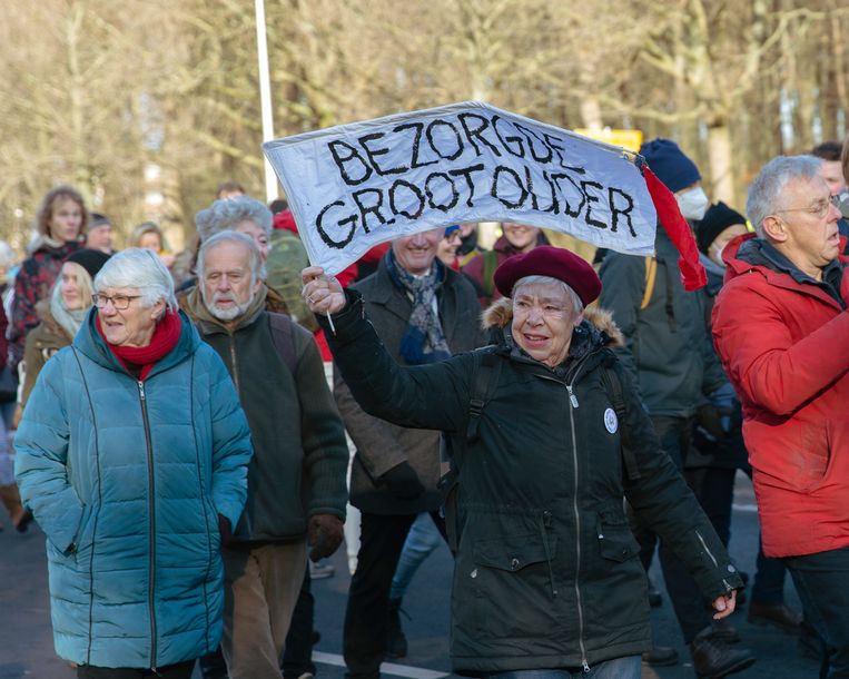 De sfeer bleef tijdens het protest op de A12 in Den Haag overwegend vriendelijk. Beeld Fenna Jensma