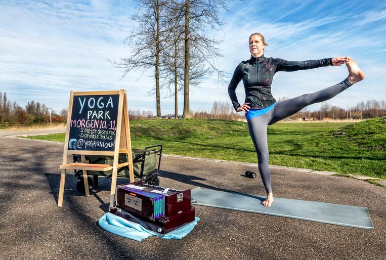 Vleuten- Yoga en Zang lerares Mariska is ZZP’er en haar werk ligt helemaal stil. Op deze Ludieke manier probeert zij toch haar werk te doen in het maximapark. Op donatiebasis kunnen mensen deelnemen en op 2 meter afstand. Beeld Raymond Rutting / de Volkskrant. 