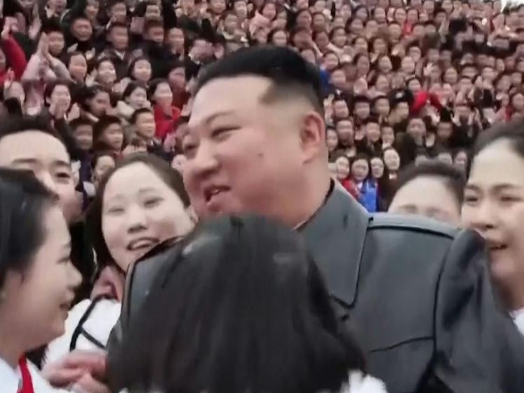 Noord-Korea zendt liedje over 'vriendelijke vader' Kim Jong-un uit
