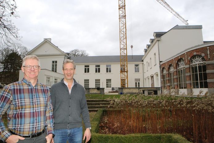 Tom Decuypere (r.) aan Hotel Kronacker, waaraan de werken nog bezig zijn.