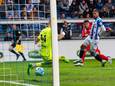 De 1-2. Manfred Ugalde schiet de bal onder Heerenveen-goalie Andries Noppert door.