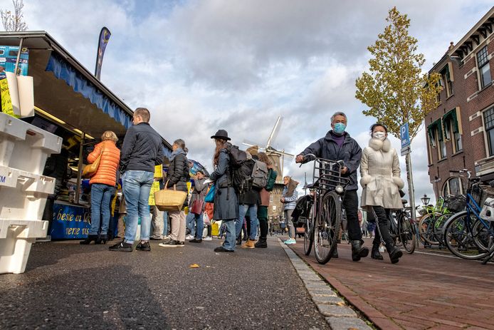 Bij veel kramen op de markt in Leiden houden mensen afstand in de rij.
