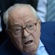 Jean-Marie Le Pen eist 50 duizend euro voor selfie van medepassagier