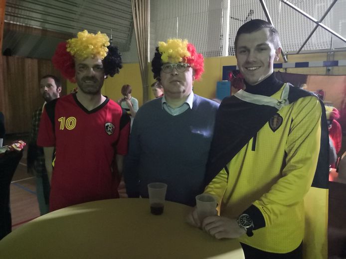 Sint-Bernarduscollege Nieuwpoort supportert voor Rode Duivels tijdens cruciale WK-match. Je herkent de directeur Geert Barbry in het midden
