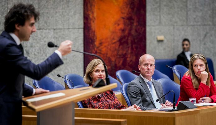 Cora van Nieuwenhuizen (minister van Infrastructuur en Waterstaat), Raymond Knops (staatssecretaris van Binnenlandse Zaken) en Carola Schouten (minister van Landbouw, Natuur en Voedselkwaliteit) tijdens het debat met de Tweede Kamer over de aanpak van de stikstofproblematiek.