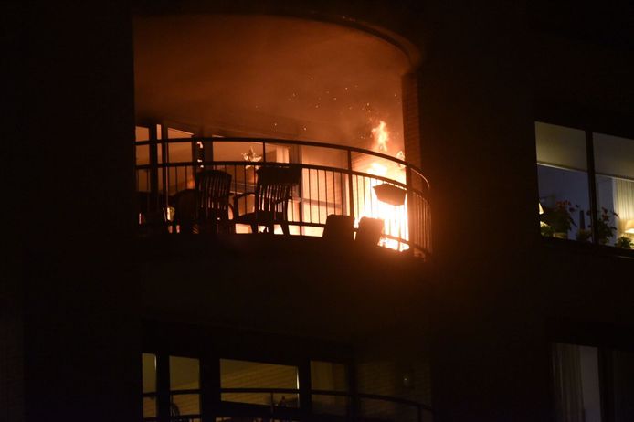 vat vlam op balkon Almeloos flatgebouw | Almelo | tubantia.nl