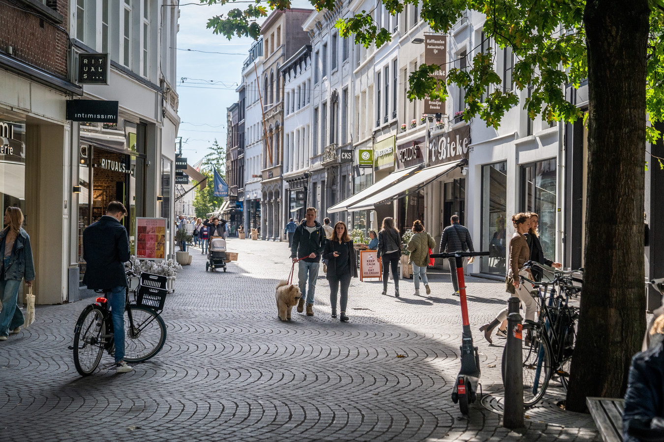 Het pleintje in winkelwandelgebied de Wilde Zee. Met zicht op de Korte Gasthuisstraat.