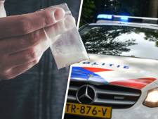 Jackson (46) uit Kampen ziet politie en dumpt 20.000 euro aan cocaïne in bosjes: ‘Niet van mij’