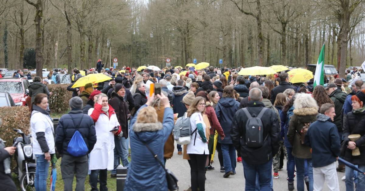 Weinig politie bij demonstratie in Baarn, wel demonstranten met rode armbandjes met witte kruizen.