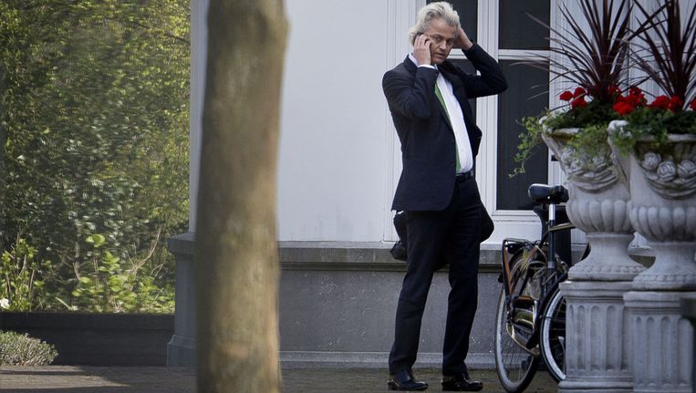 PVV-leider Geert Wilders telefoneert vlak voordat hij het Catshuis verlaat. Beeld anp
