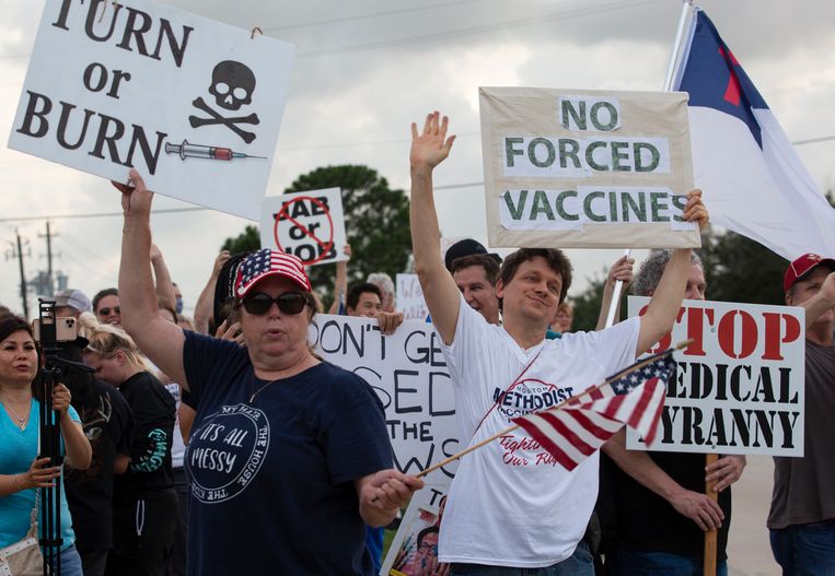 Texanen protesteren in Baytown tegen het beleid dat zorgverleners verplicht gevaccineerd moeten worden tegen Covid-19. Foto van juni dit jaar. Beeld AP