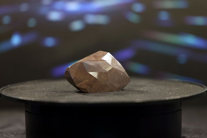Sotheby’s verwacht dat de diamant voor een prijs van minstens 6 miljoen euro zal worden verkocht. (lees verder onder de foto’s)