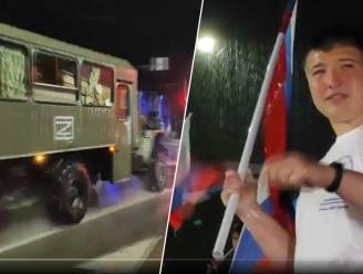 Beelden tonen hoe terugkerende soldaten verwelkomd worden in Rusland: “Die truck vervoert iets wat verdacht veel op doodskisten lijkt”