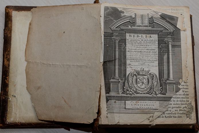 De Statenbijbel uit 1721.