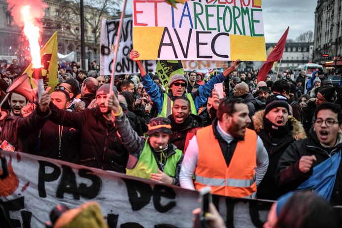 In Parijs kwamen  enkele honderden mensen op straat om hun steun voor de staking uit te drukken.