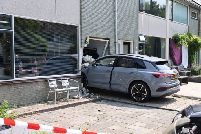 Een 7-jarige jongen reed met een Audi e-tron het huis van zijn burgen binnen.