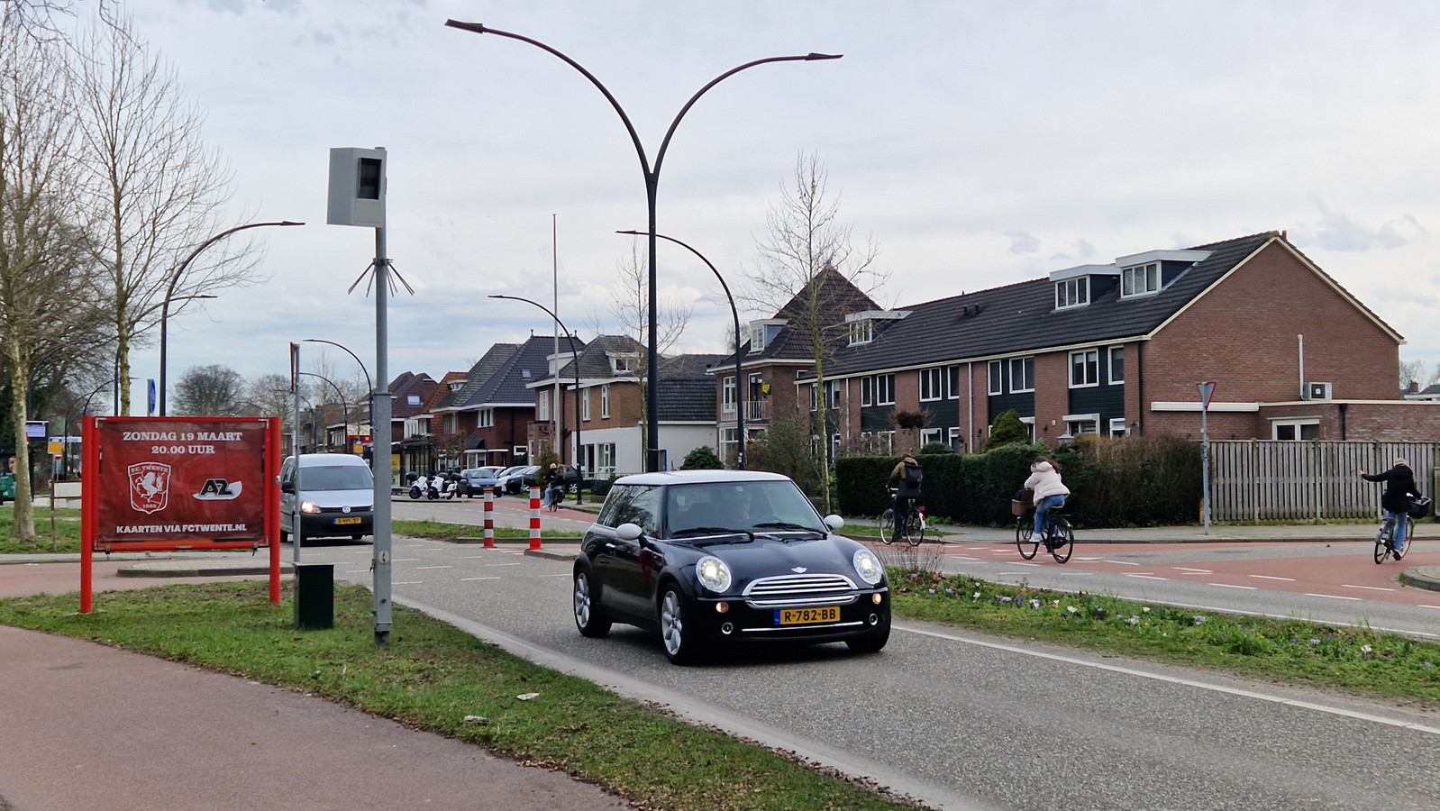 Deze flitspaal aan de Hengelosestraat in Enschede levert het meest op