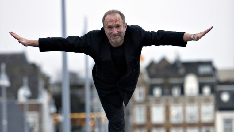 Prof. Herman Kingma op balustrade van de St.Servaasbrug Maastricht. Beeld Appie Derks / Maastricht UMC+