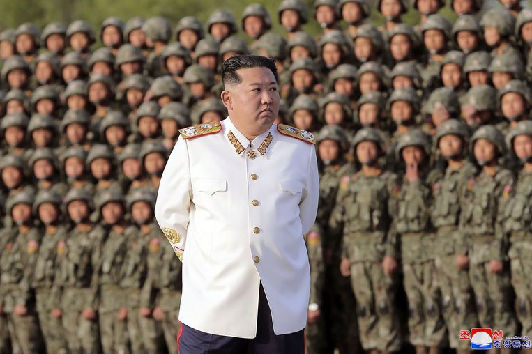 De Noord-Koreaanse leider Kim Jong-un met militairen tijdens de viering van het 90-jarig bestaan van het Koreaanse leger in april. Beeld AP