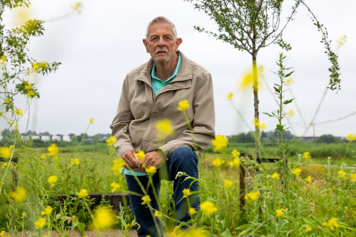 Penningmeester Peter Lammers van stichting Woest bij de coronagedenkplek waar het voedselbos moet komen.