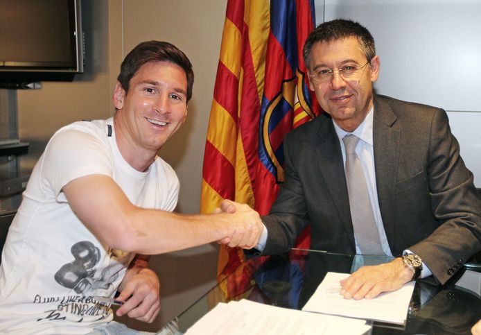 Messie met voormalig voorzitter Bartoméu na het tekenen van een nieuw contract in 2014.
