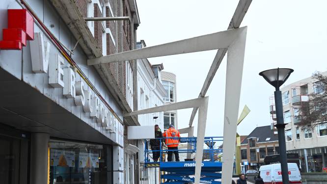 ‘Lelijke luifel’ verdwijnt uit Vlissingse Walstraat