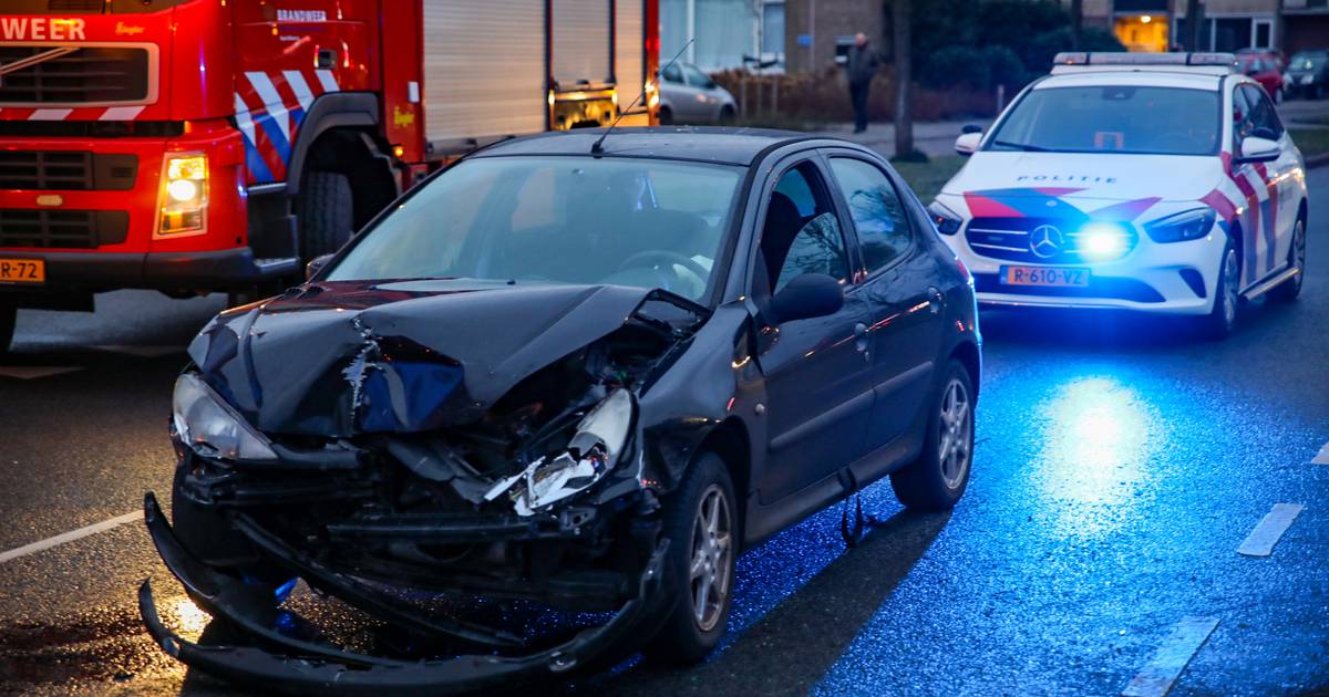 Brandweer moet bestuurder uit wrak bevrijden na harde botsing op kruising in Apeldoorn.
