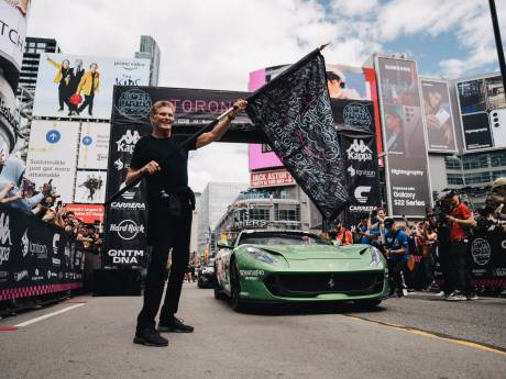 Lamborghini’s, Ferrari’s en Grammy-winnaars strijken straks neer in Brugge bij doortocht van iconische Gumball 3000 Rally