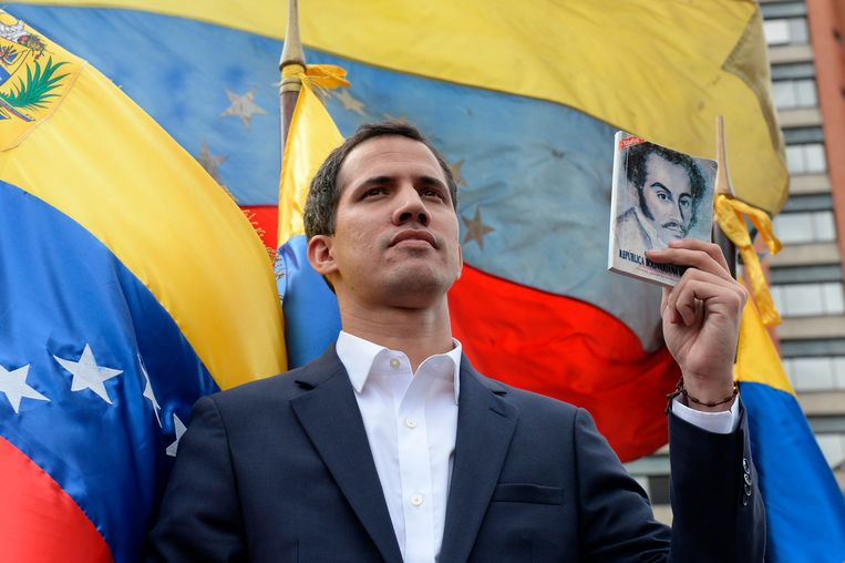 Parlementsvoorzitter Juan Guaidó roept zich uit tot president van Venezuela op woensdag.  Beeld AFP