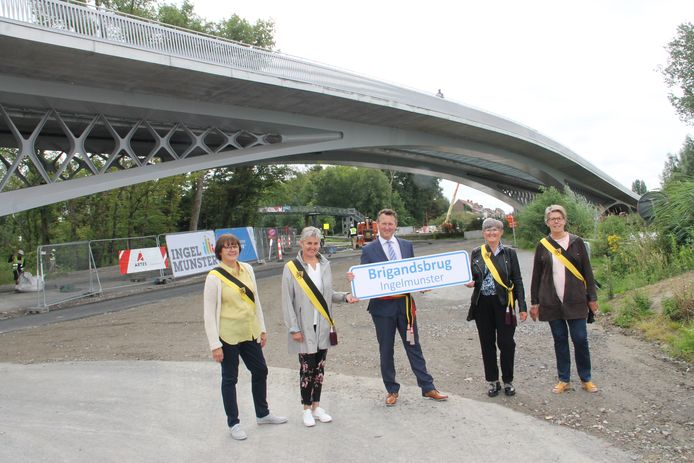 Burgemeester Kurt Windels en schepenen Martine Verhamme, Trui Lambrecht, Katrien Vandecasteele en Nadine Verheye onthullen trots de naam van de Brigandsbrug.