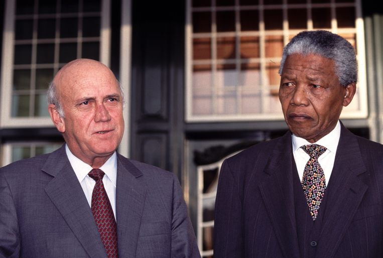 Frederik Willem de Klerk in 1994 met de toen nieuw verkozen president Nelson Mandela. Beeld EPA