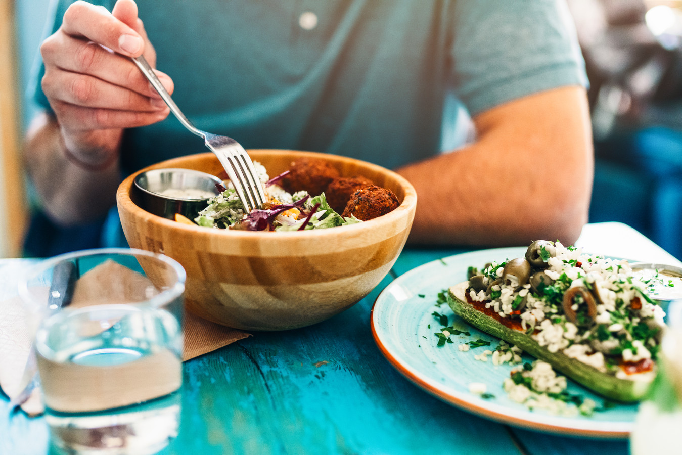 Is het slecht om te drinken bij je eten? Of is het juist gezond? Experts vertellen hoe het zit