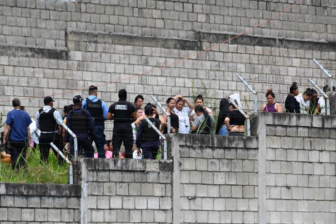 Bewakingsagenten met gedetineerden van de vrouwengevangenis in Tamara, op zo'n 25 kilometer van Tegucigalpa.