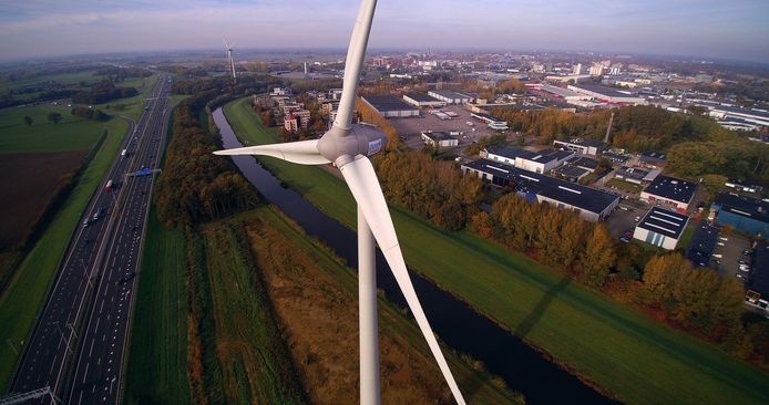 Eén van de tweede bestaande windmolens - oudere types, flink lager dan 225 meter - langs de snelweg A1 bij Deventer.
