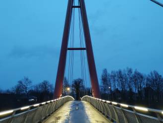 Nieuwe verlichting voor fietsersbrug over kanaal Gent-Oostende