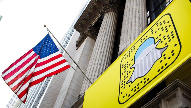 Het logo van Snapchat hangt op een spandoek aan de New York stock Exchange. Beeld epa