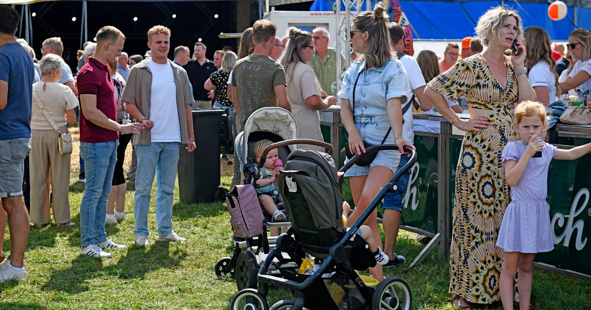 In Beeld | Buurse gaat uit zijn dak tijdens Volksfeest