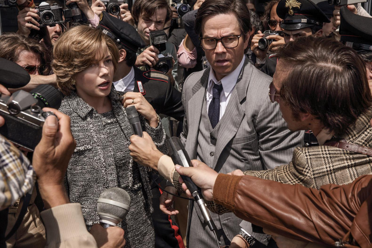 Michelle Williams (links) als de moeder van Getty's ontvoerde kleinzoon en Mark Wahlberg (met bril) als detective in All the Money in the World. Beiden moesten scènes overdoen nadat Spacey was vervangen. Beeld Fabio Lovino