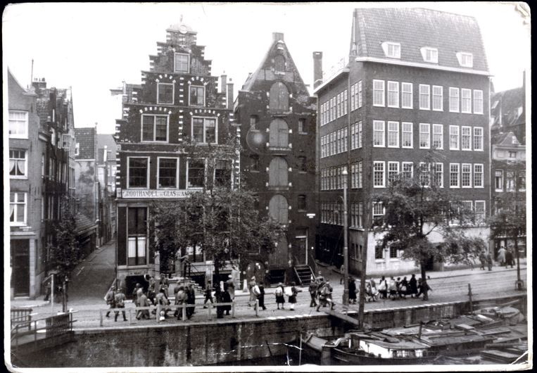 Razzia op de Geldersekade in Amsterdam, 23 mei 1943. Beeld Herman J. Wijnne, Anne Frank Stichting