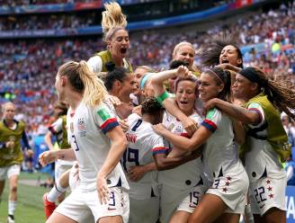 Amerikaanse voetbalbond gaat vrouwen evenveel betalen als mannen