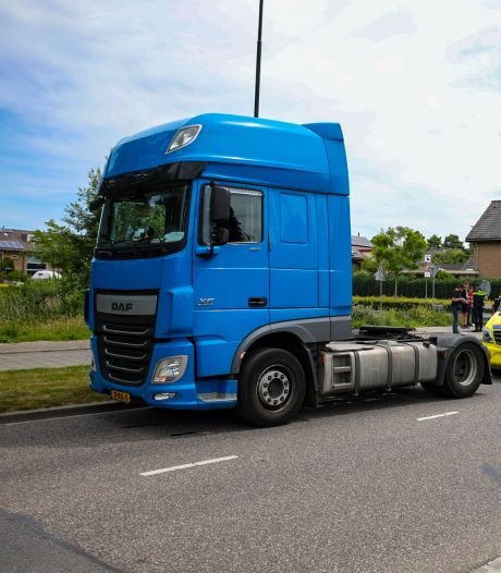 Tiener uit Vaassen ziet trucker over het hoofd in Apeldoorn en wordt geschept