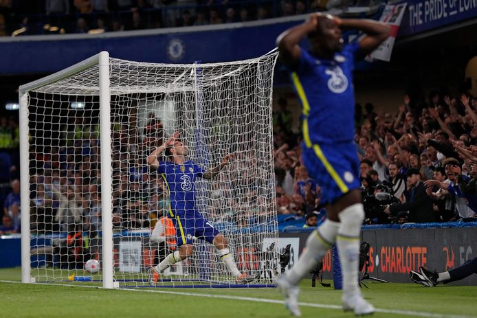 Lukaku grijpt met de handen naar het hoofd: Pulisic heeft net nagelaten er op zijn aflegger 2-1 van te maken.