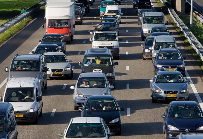 De Nederlandse forens blijft gek op de auto. Liefst 60 procent van alle verplaatsingen van en naar het werk vindt plaats met dit vervoermiddel.