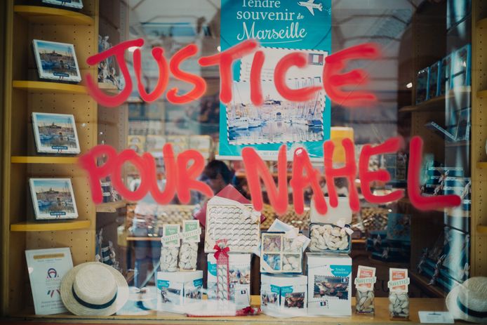 Un messaggio è stato spruzzato su una vetrina di un negozio a Marsiglia durante i disordini.