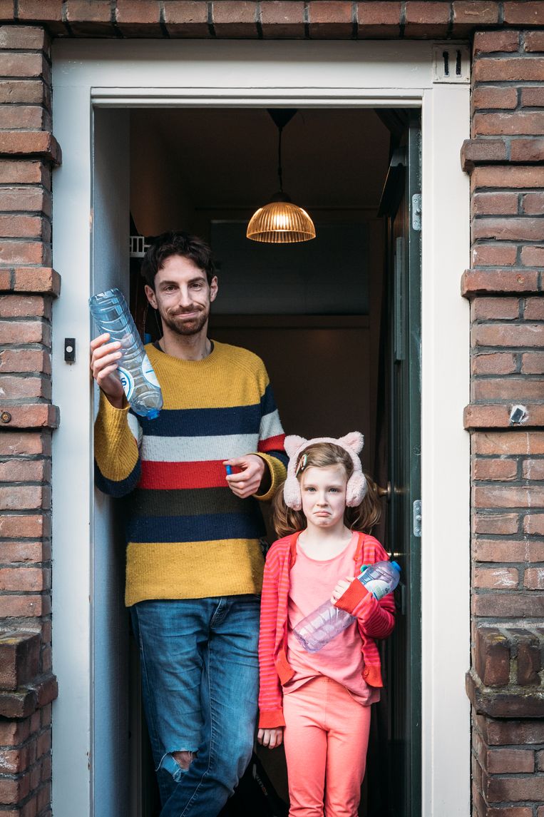 Bewoners drinken nu water uit plastic flessen. Beeld Rebecca Fertinel
