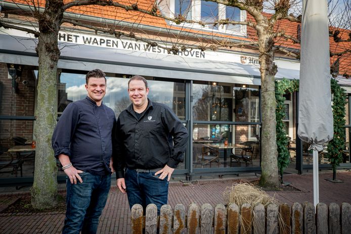 Maarten Willemse (rechts) en Kevin van Uden van Het Wapen van Westerhoven zijn op zoek naar een nieuwe uitbater.