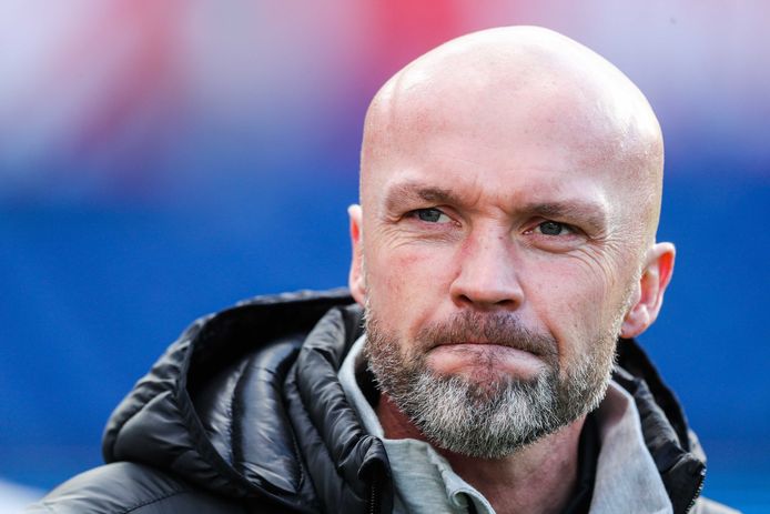 PEC Zwolle-coach Dick Schreuder verloor bij zijn debuut als trainer in de eredivisie kansloos van Feyenoord.