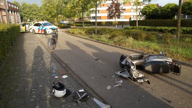 Scooterrijdster raakt gewond bij botsing met auto in Vlijmen