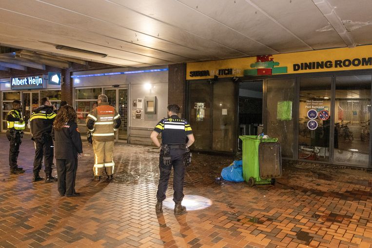 Flinke schade bij Surinaams restaurant Bijlmerplein na explosie en brand